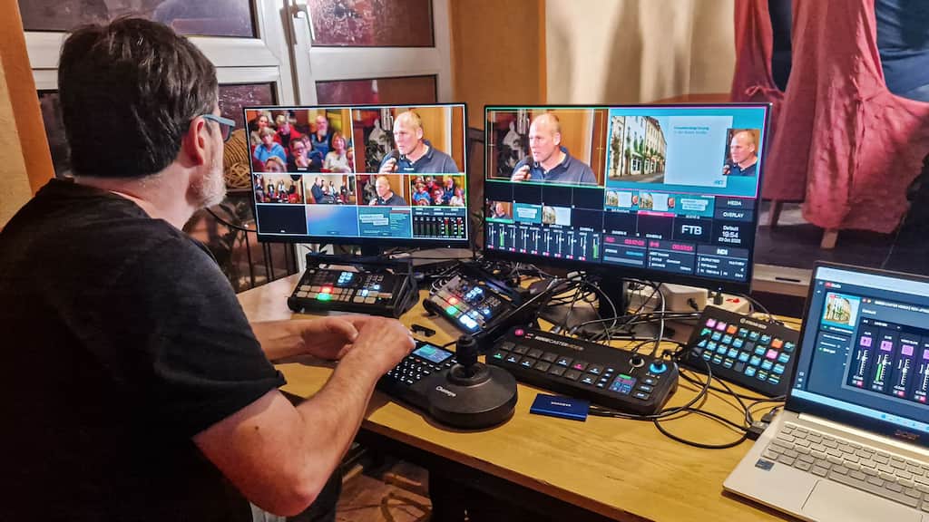 Streaming Technik bei einer Veranstaltung. Mischpute und PTZ Kamera Steuerung